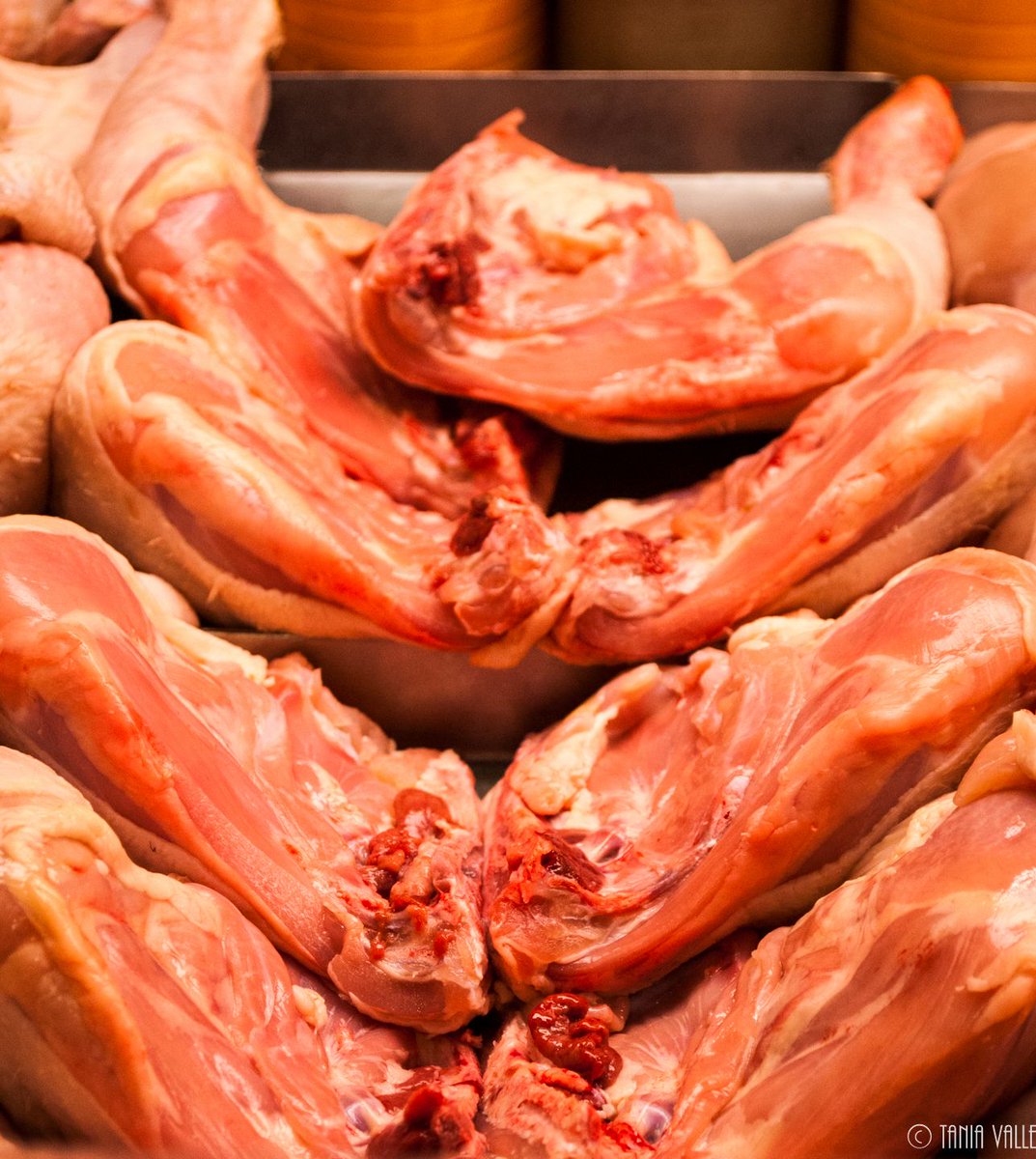 El pollo y la carne de ave son aportes fundamentales a una dieta sana. Es bajo en grasas y calorías y aporta vitamina B6 y triptófano, que nos ayudan a una mejor digestión y mejor ánimo. Asado, a la plancha, guisado, frito...,¿como te gusta más da más?
📷 Tania Valle