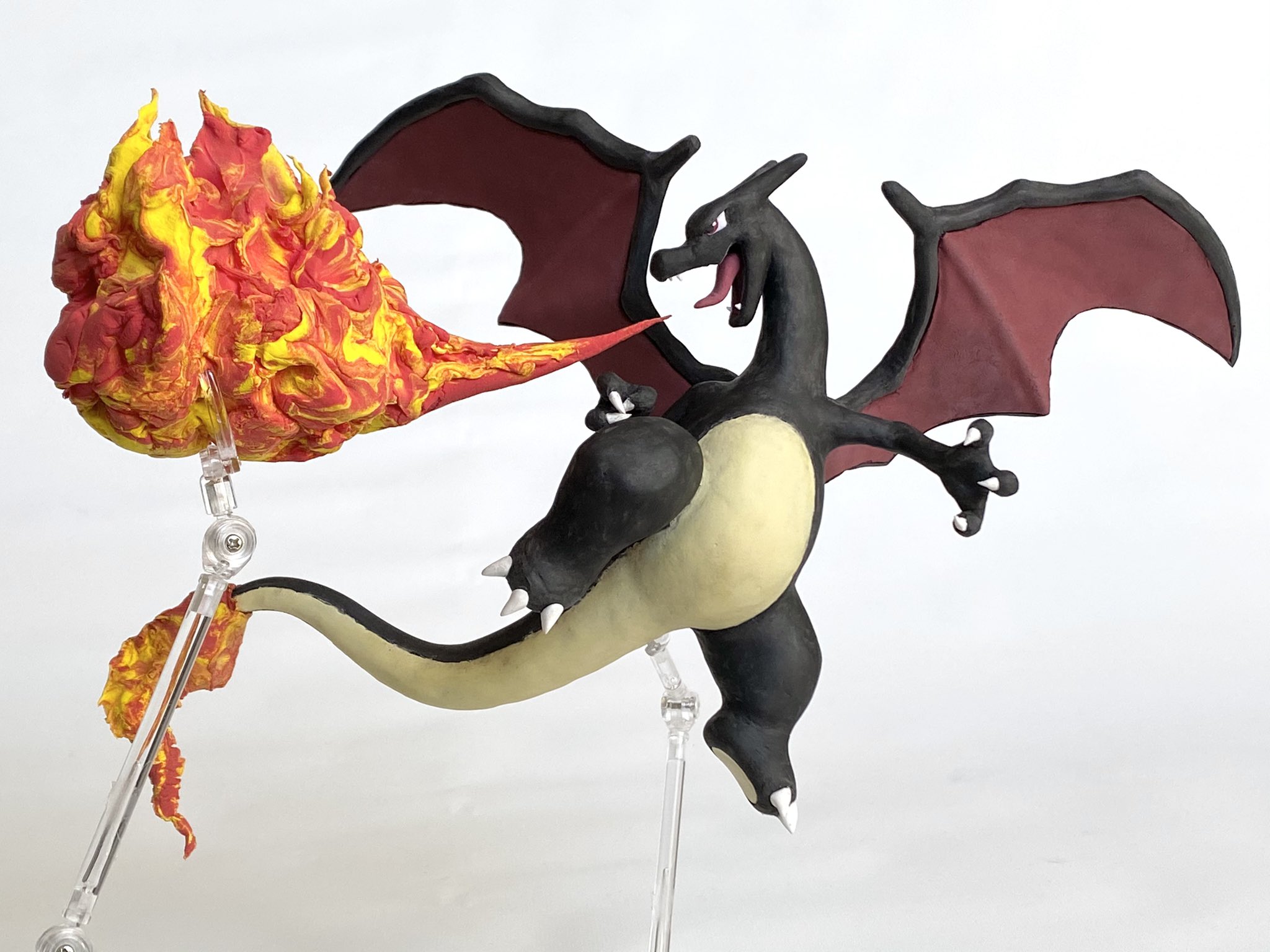 怒りのアストレいちご改 Rt Maggyosatou ポケモン紙粘土 色違いリザードン デルタ種 悪 悪リザードンの凶悪な雰囲気が出るように意識して作りました 100均粘土を使用しています リザードン 色違いポケモン ポケモン粘土 ポケモンカード