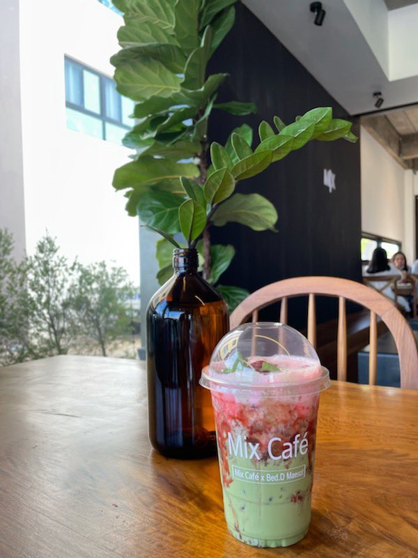 january191819's tweet photo. ♥️
Mix Cafe x Bed.D Maesot
ความสุขเล็กๆ=ของหวาน
🍰🧋: )
#mixcafe #cafe
#cakechocolate #strawberrysmoothies
#Smilling
#MeeFwamSook https://t.co/EHIBXSt3CF