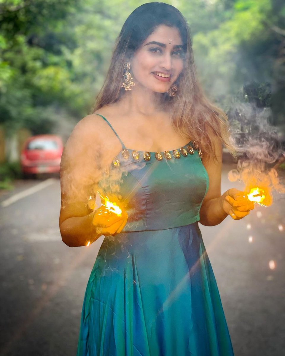 SlutryVidhyaaa's tweet photo. diwali baaga 🧨🧨🧨🧨🧨 cheskunnara antha? 🤔🤔🤔🤔 https://t.co/ee3y6OgsHe