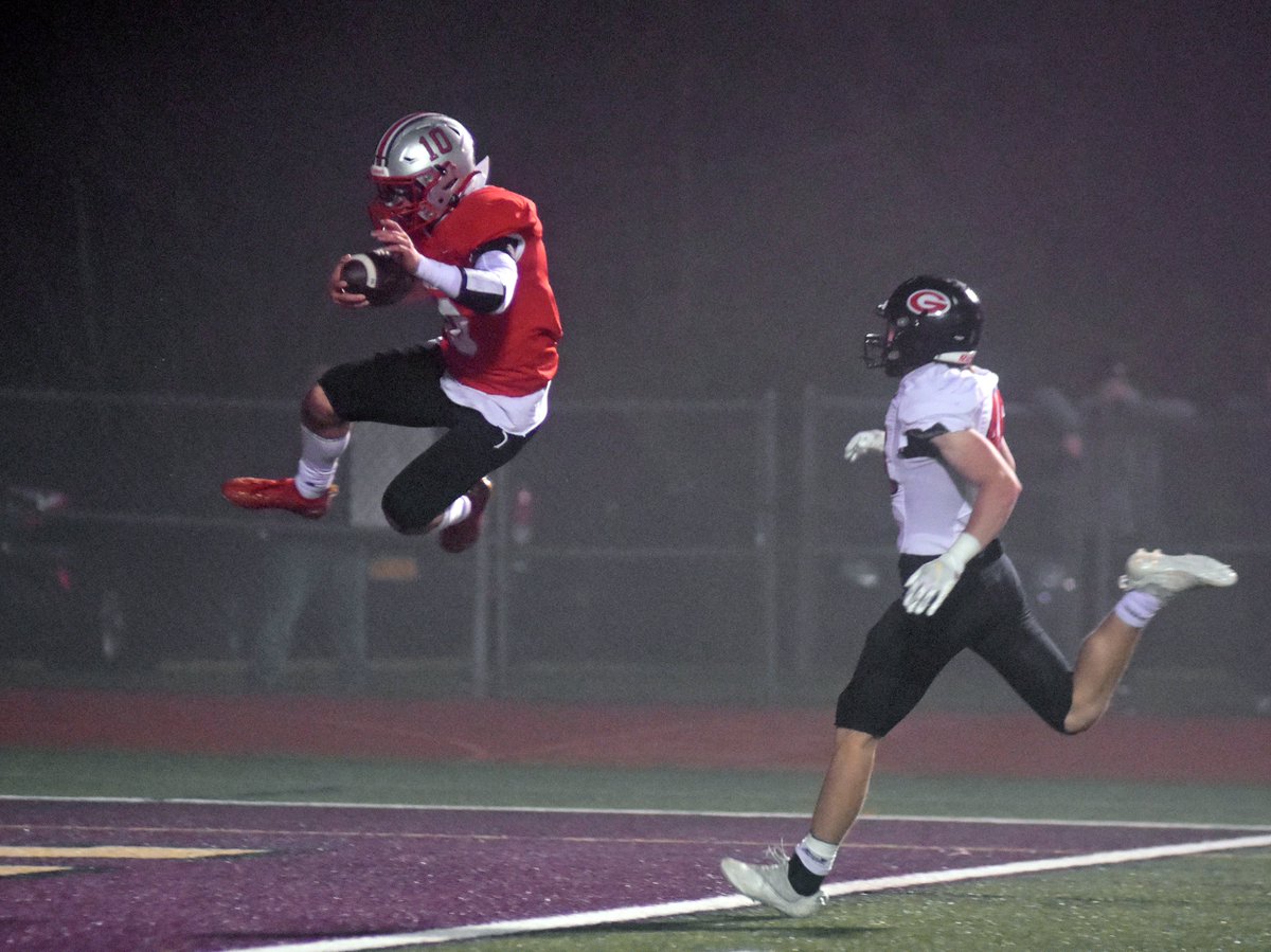 DirectRays's tweet photo. Somers Kaps Rye, 26-23: @SomersFootball @garnet_football #FogBowl for Section 1 Class A title @ swank Arlington High. Matt Kapica 80-yard kick return to house, 37-yard paydirt pop prior. 2 of finest grid programs in @SecOneAthletics history gave us an epic unforgettable encounter https://t.co/P1AdWw5Um2