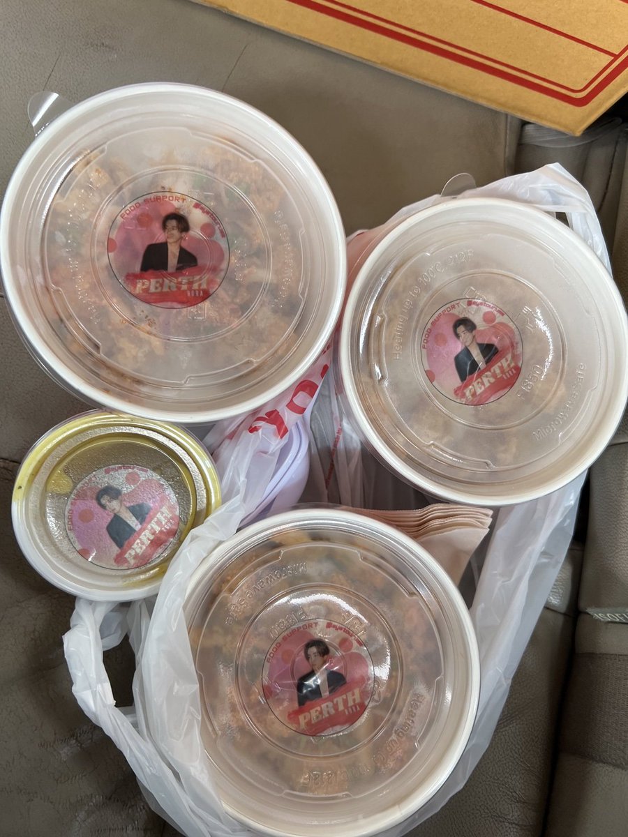 mystouruss's tweet photo. Food Support for @perthppe 

3× KFC 
5× Cupcake 

This time just sent a little but i hope it give u energy 😘🖤
Fighting my love !! #KDPPE will always wait and support you 🖤

#PerthTanapon 

Thank u @chorsarangbkk ur thr best 😘 https://t.co/4uLv7Hz32q