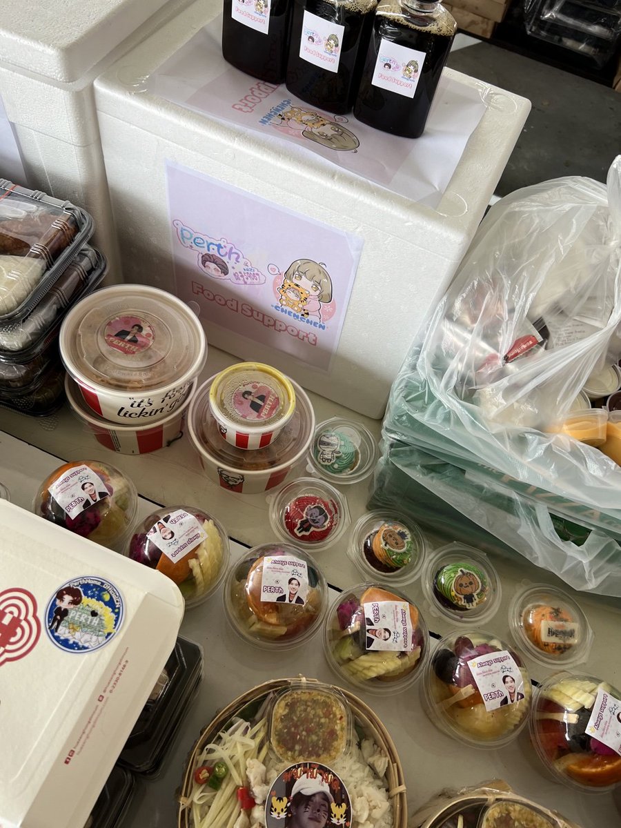 mystouruss's tweet photo. Food Support for @perthppe 

3× KFC 
5× Cupcake 

This time just sent a little but i hope it give u energy 😘🖤
Fighting my love !! #KDPPE will always wait and support you 🖤

#PerthTanapon 

Thank u @chorsarangbkk ur thr best 😘 https://t.co/4uLv7Hz32q