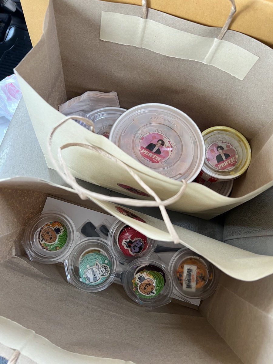mystouruss's tweet photo. Food Support for @perthppe 

3× KFC 
5× Cupcake 

This time just sent a little but i hope it give u energy 😘🖤
Fighting my love !! #KDPPE will always wait and support you 🖤

#PerthTanapon 

Thank u @chorsarangbkk ur thr best 😘 https://t.co/4uLv7Hz32q