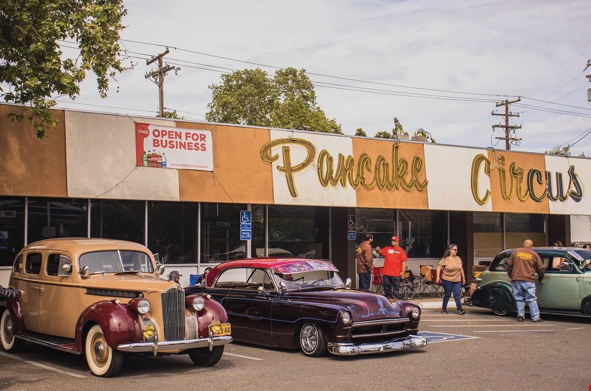 Classics at a Broadway classic. #PancakeCircus 🥞

📸: @VisualzByRoy
#GreaterBroadwayDistrict #VisitSacramento #Sacramento365
#Sacramento #DowntownSac #Landpark