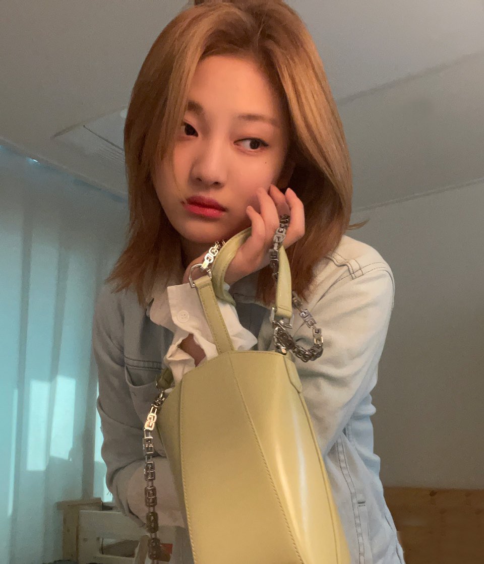 LOOKSNINGNING's tweet photo. #NINGNING with #Givenchy https://t.co/NGlKnQR09m
