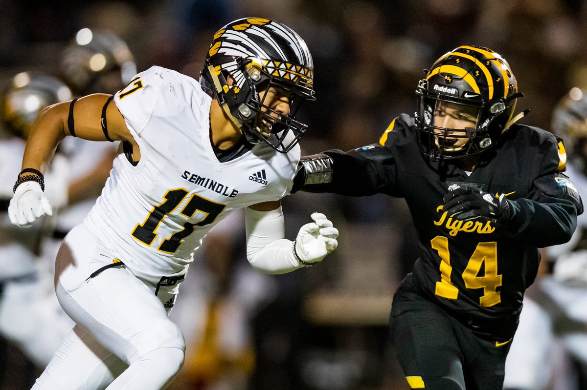 johnemoore3's tweet photo. It’s Gold Ball SZN in Texas. @Snyder_Tigers takes down Seminole 31-0 to win the 4A-D2 Bi-District Championship. Photos for @lubbockonline. More photos: https://t.co/VMrSOEvtIP https://t.co/WXcPtK14WR