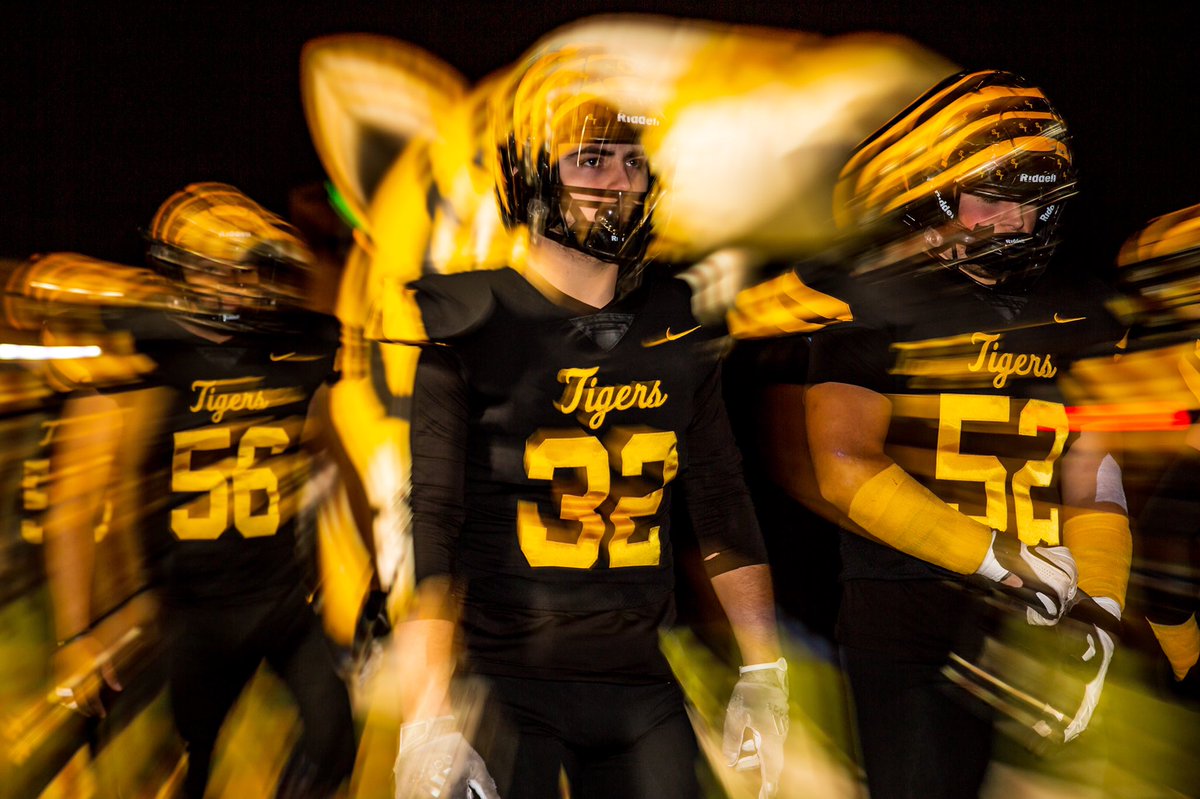 johnemoore3's tweet photo. It’s Gold Ball SZN in Texas. @Snyder_Tigers takes down Seminole 31-0 to win the 4A-D2 Bi-District Championship. Photos for @lubbockonline. More photos: https://t.co/VMrSOEvtIP https://t.co/WXcPtK14WR