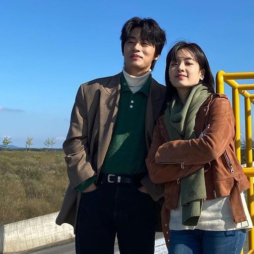 근데 구 진짜 마르긴 말랐구나
터틀넥에 카라넥 니트 입고 자켓까지 걸쳤는데 하나도 안 부해보임