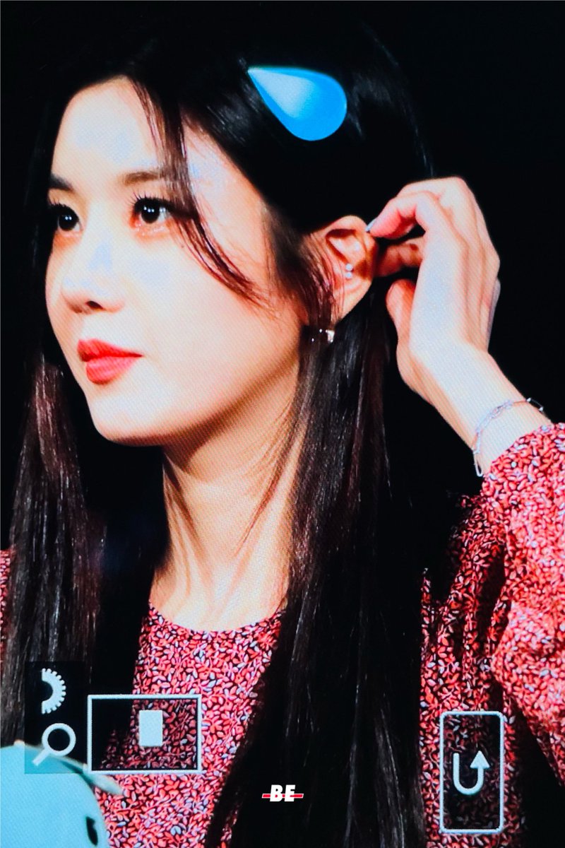 BE___0927's tweet photo. 211113 위드드라마

비대면이 뭐예요?

#은비 #권은비 #KwonEunBi #クォン・ウンビ https://t.co/8lIQbFrurf