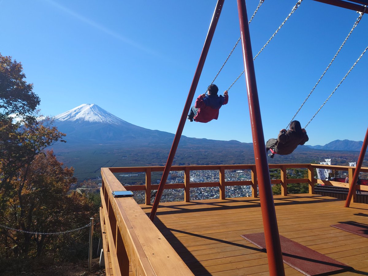 河口湖 富士山パノラマロープウェイ 公式 カチカチ山 絶景 ブランコ始まりました 今日は風もあまりなく 天気も良いのでとてもいい景色です 撮影の許可をくださったお客様ありがとうございました ロープウェイ 山梨観光 河口湖 富士山
