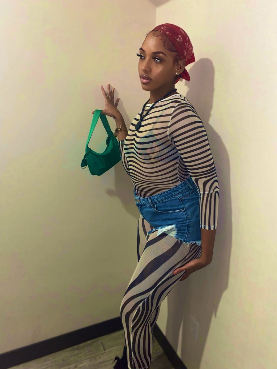 BlancoDilynn's tweet photo. She a baddie 💚❤️ #girl #Gossip Girl #streetphotography #styleinspo #novababe #fentybeauty https://t.co/TOLRP30G0e