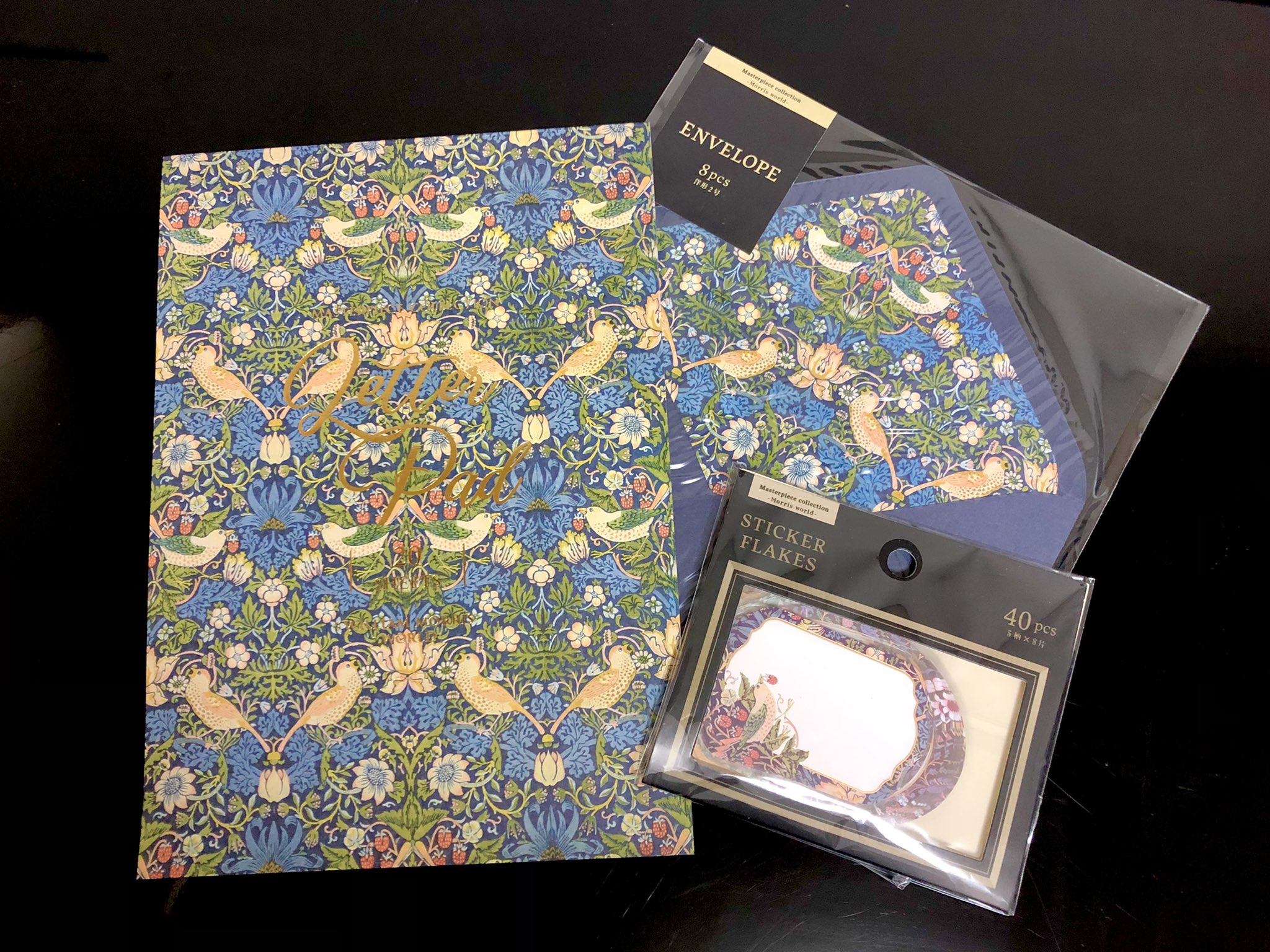 せみまるこ Rt Pichans0508 聞いて セリアがウィリアム モリス 祭りだった いちご泥棒買っちゃった 他にもジッパーバッグとかデザインシートとかあったよ T Co Akowencct0 Twitter