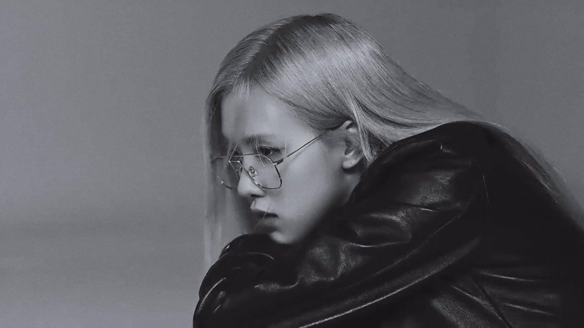 onHngHoa1's tweet image. Em là đóa hồng đẹp nhất mà tôi biết đó .. Rosé à!!! i vote #rosé on #MAMAVOTE