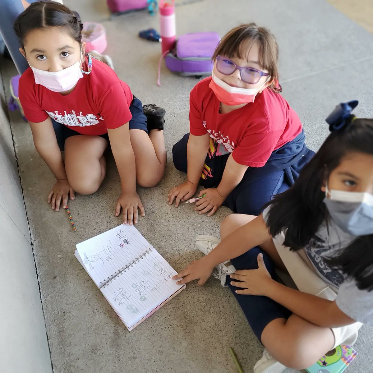 VineWCUSD's tweet photo. Art & friends = creative fun for these firsties. #firstgradeartists #vinewcusd @westcovinausd https://t.co/KJzxn2g5pj