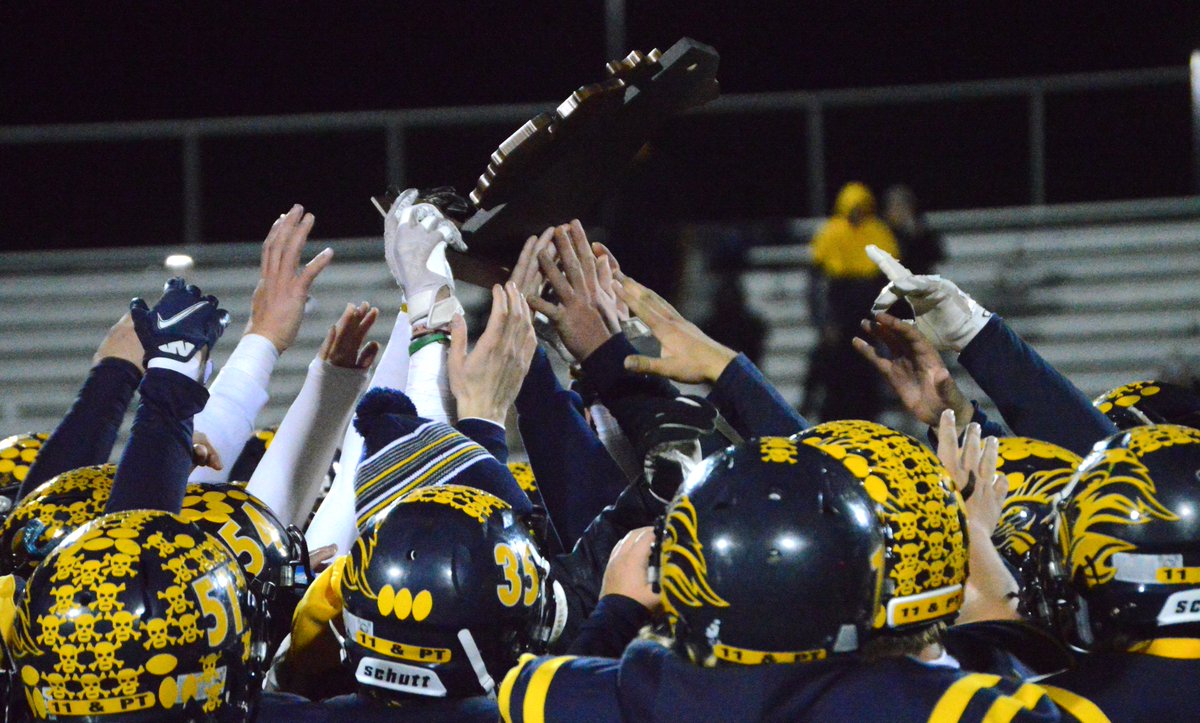 MIPrepZone's tweet photo. FOOTBALL: South Lyon pulls off last-second comeback, beating Portage Central in OT to win first regional title since '04 https://t.co/7lsZtPReKS https://t.co/7LcjVOCpsF