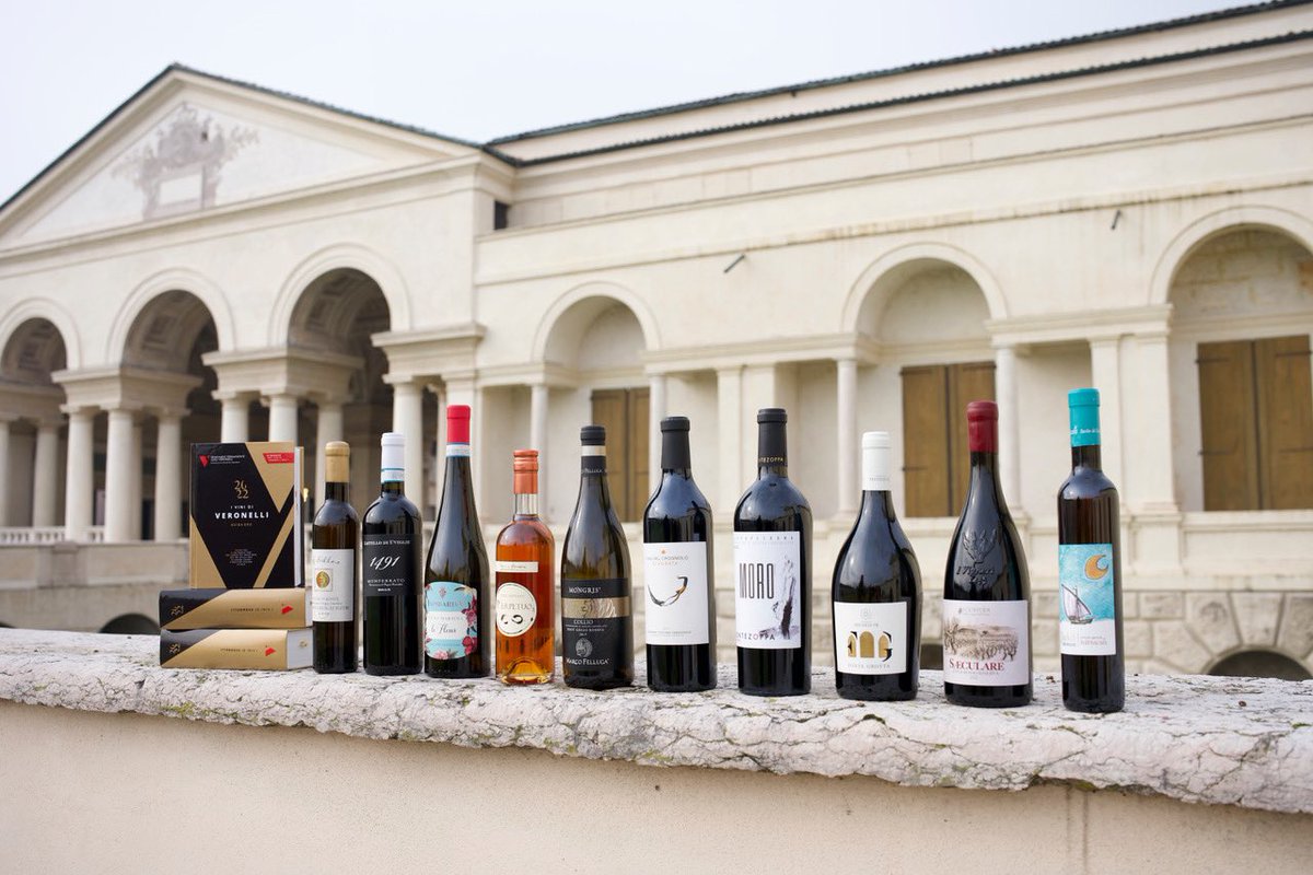 WineNewsIt's tweet photo. #LaVrille, #CastelloDiUviglie, #Isimbarda, @pojeresandri, #MarcoFelluga, #PianDelCrognolo, #Fontezoppa, #TenutaSecoloIX, @icustodi delle Vigne dell’#Etna, #Hibiscus: i “10 #Sole”, svelati a Palazzo Te a Mantova, dove è stata presentata la #GuidaOro2022 @SPLVeronelli https://t.co/Y5pMNshfnt