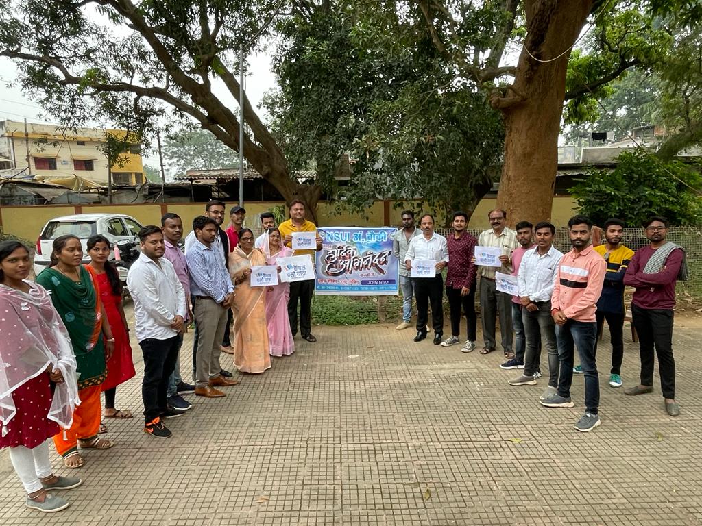 jayant_8173's tweet photo. कैंपस चलो यात्रा कार्यक्रम के तहत अंबागढ़ चौकी में @NSUICG प्रदेश अध्यक्ष @NirajPandeyINC जी के निर्देशानुसार शासकीय महाविद्यालय में पोस्टर विमोचन के बाद छात्रों से संवाद कर कैंपस चलो यात्रा के मुद्दे पर अपनी बात रखी साथी ही उनके समस्याओं से अवगत हुए और समाधान करने की बात कही। https://t.co/hJqVqTEraE