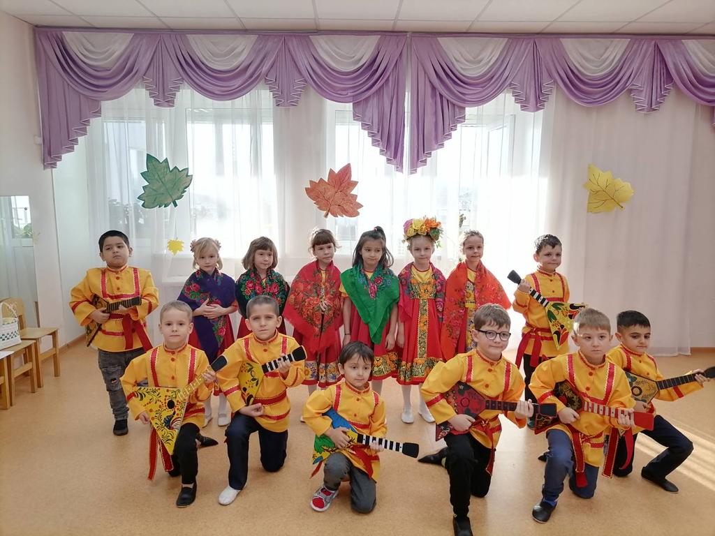 На ярмарку осеннюю!
Спешите все сюда!
Здесь шутки, песни, пляски,
Давно вас ждут друзья!
Что душа твоя желает-
Всё на ярмарке найдешь!
Всяк подарки выбирает,
Без покупки не уйдешь!