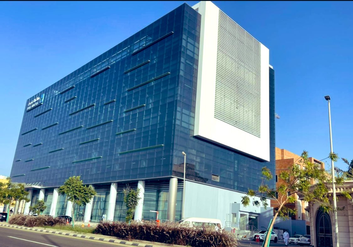 Mjumah41's tweet photo. Great things in business are never done by one person; they’re done by a team of people
#Bank_AlJazira #Jeddah was a true joint venture and UniGlass was #proudtobeinvolved in with East Delta Saudi Co
A total of 4,500 sqm of #GuardianGlass SunGuard DS steel Grey glass
#teamculture https://t.co/YYogxtFi0u