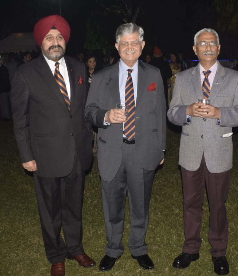 Vedmalik1's tweet photo. An informal photo of Chief and two former Chiefs at the Regimental Re-Union https://t.co/KgXmoHhmGA