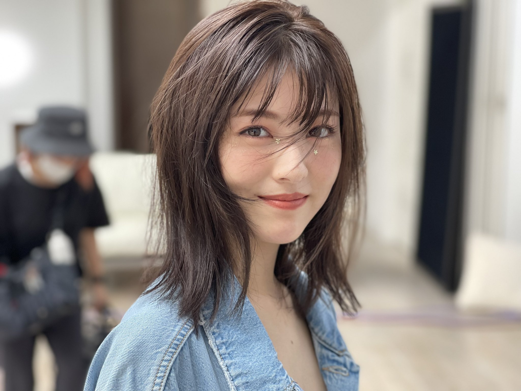 浜辺美波 Sweet 12月号のブランド小物企画と ニット企画にお邪魔しております 目元キラキラ 可愛いアイテムばかりで 冬の相棒たちに全てお迎えしたくなりましたね ぜひチェックしてみてください 朝たべたホットドッグが胃もたれしている浜辺さん