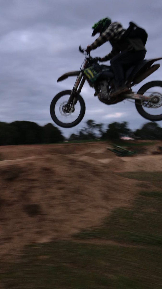 _lachiebrown_'s tweet photo. VRRRRROOOM massive air for fat Chris #motocross #crustydemons #extremesport #proffesional #monsterenergy #KTM #gangsta #IDONTSUCK https://t.co/4dxHD4CR0P