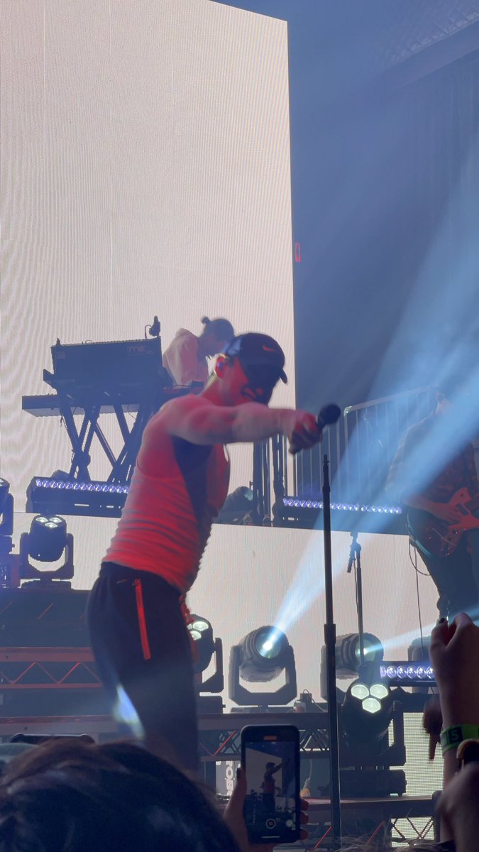 W4NTEDU's tweet photo. anyways here are some concert flicks :) https://t.co/pew3k8FrMR