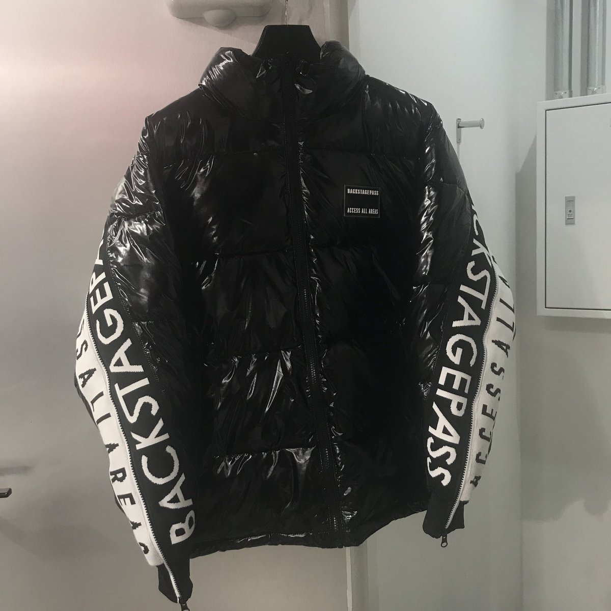 yuki_hydey's tweet photo. New Arrival

機能性、デザイン、防寒性を兼ね備えたパデットジャケット！

光沢感と程よく張り感のある上質なエナメル素材を採用👈

撥水性があり、汚れが付きにくく非常に軽くて着疲れしにくいです👀

ENAMEL PAD STAND
BLK.WHT
S〜M.M〜L.L〜LL
￥21890

#shibuyazy
#BUFFALOBOBS https://t.co/n6FGnOG0hQ