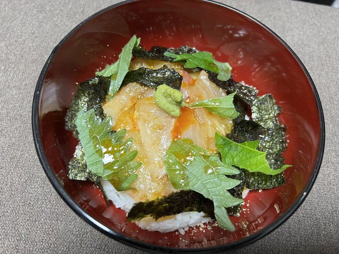 見た目はアレだけど宇和島鯛めし作ってみた。

うまーい。

材料の真鯛の刺身は行き付けの海鮮居酒屋さんで持ち帰りさせて貰った。
何故か中トロの切り落としがオマケで付いてきたよw 