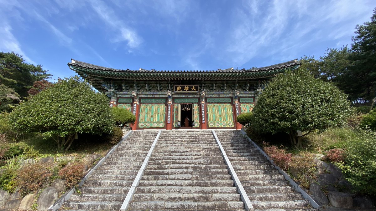 K__Phoenix's tweet photo. 성륜사 (Sungryunsa)
A temple where you can feel Korea inside of Korea,
And the ridges of mountains which spread out rather low, The place where you can feel the harmony between nature and the old. The works of K-Phoenix painted there.
#탱화 #Tanka #NFTs #Temple #Korea https://t.co/TAvk3gzdTN
