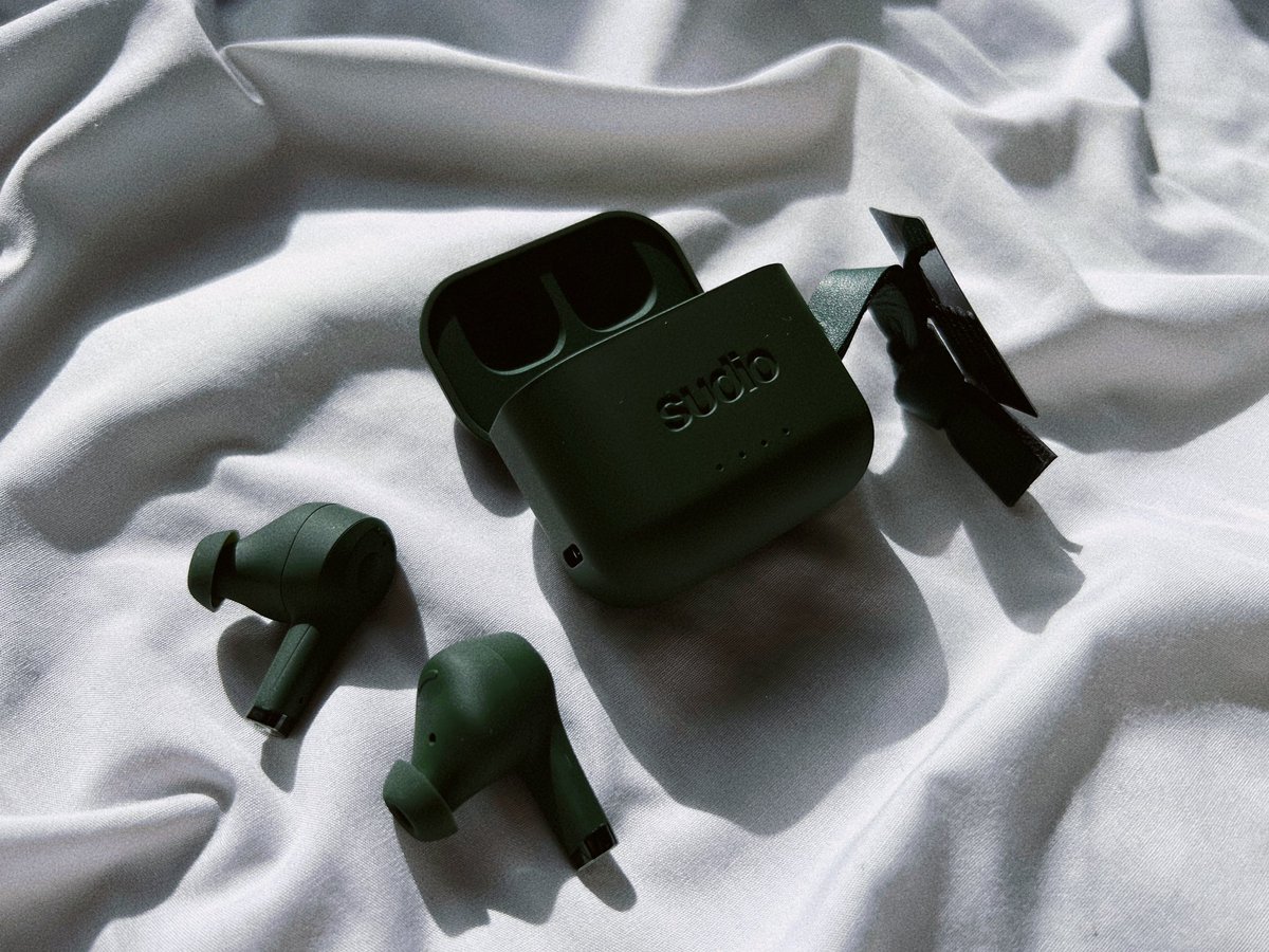 momen0kinugoshi's tweet photo. Sudio(@sudiosweden)
Wireless Earphone Sudio Ett / Green

連続再生時間が約6時間（ANC時4時間）なので本当にバッテリーもちが良くて。出先で沢山音楽を聴いたり、iPadで映画鑑賞しまくっても平気！

北欧ブランドらしい洗練されたデザイン。ペアリングも簡単で音質が良く防水なのも嬉しいポイント🕊 https://t.co/DAKPcl0p2J