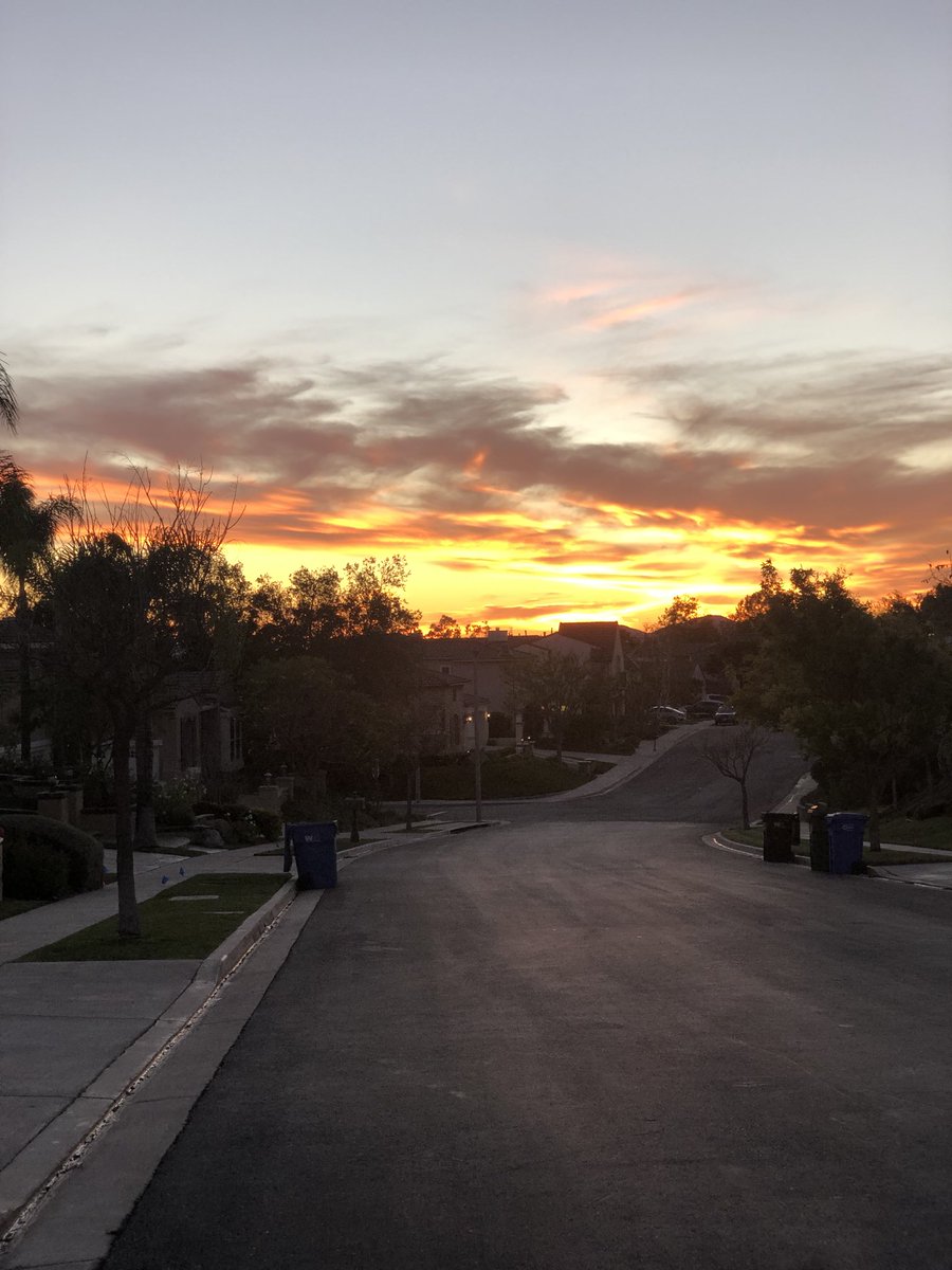ellen_press's tweet photo. A November Friday evening Sunset. https://t.co/yvIdyMT4bo