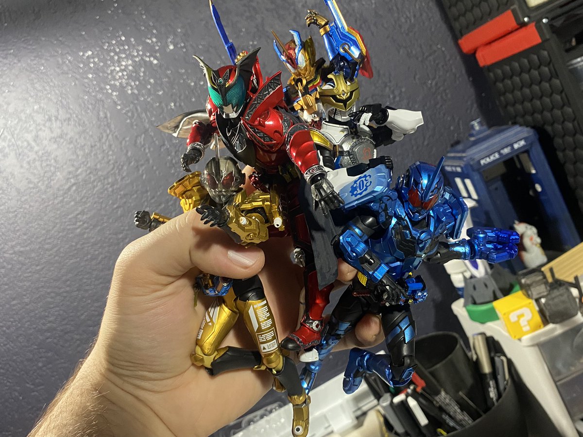 Caboose_ED's tweet photo. #fivefigurehandshake but its the same actor https://t.co/TNHIhBB3St