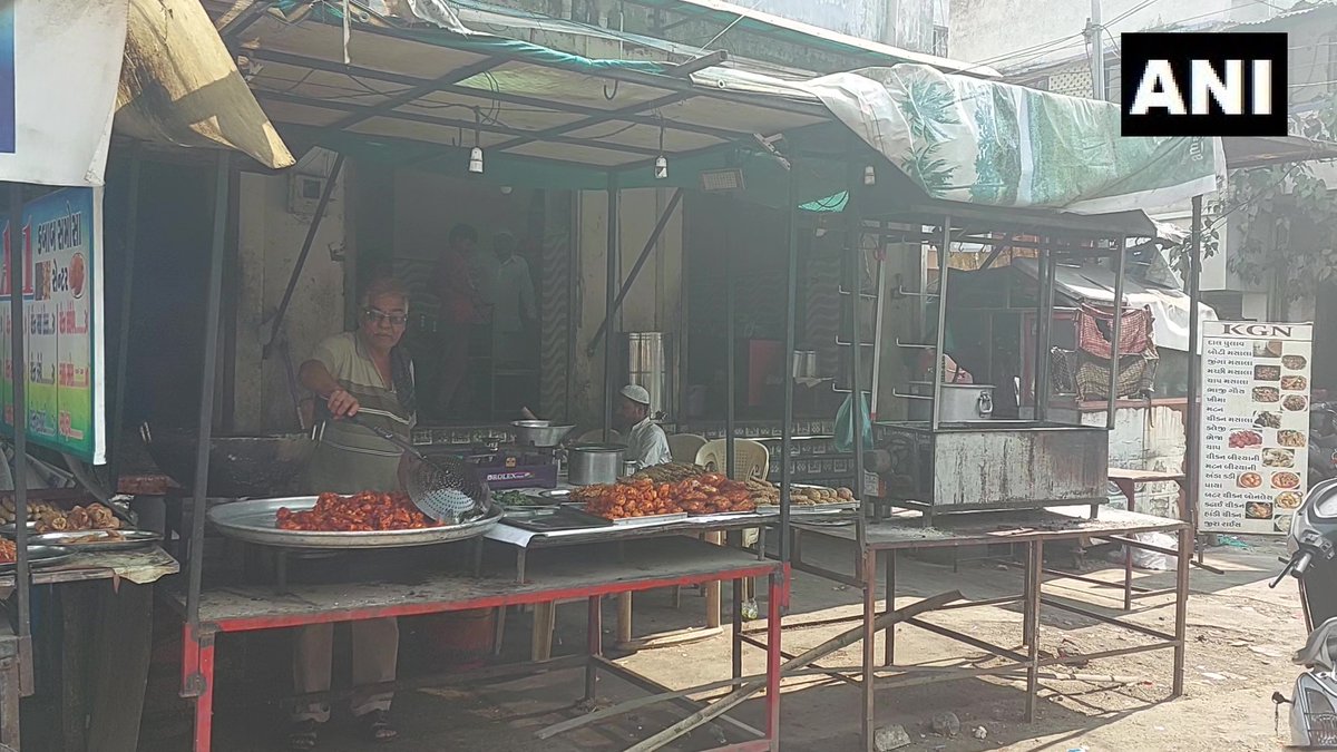 ANI's tweet photo. Vadodara | On complaints of women &amp; children about eyes itching while passing by street vendors cooking non-veg food openly, the Mayor has decided to convene a meeting with ward offices to start the practice of covering food with proper hygiene: Deputy Mayor Nandaben Joshi https://t.co/5BQGKgLuXZ