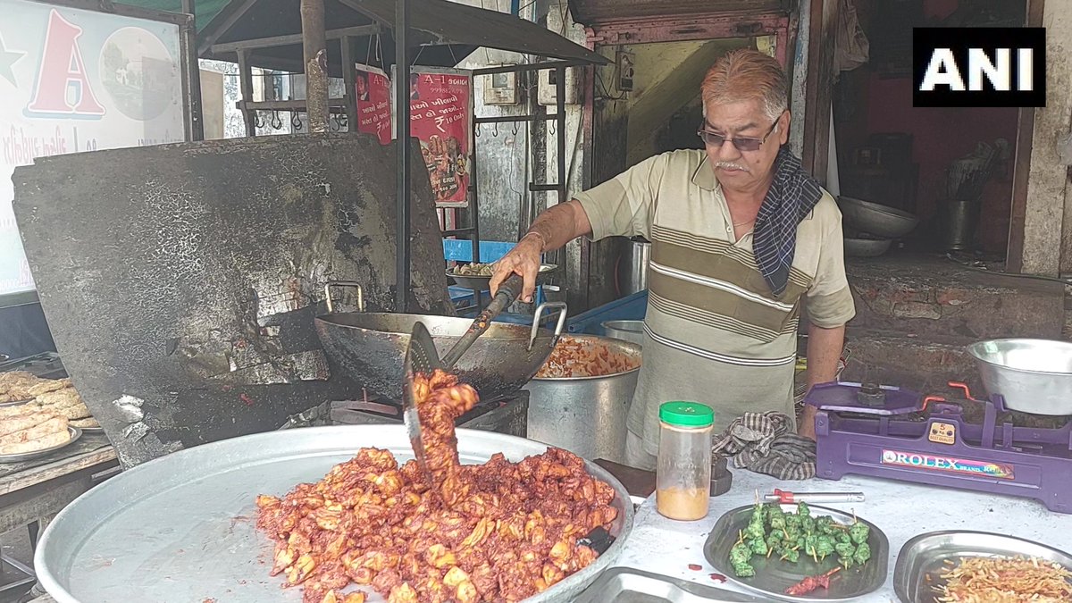 ANI's tweet photo. Vadodara | On complaints of women &amp; children about eyes itching while passing by street vendors cooking non-veg food openly, the Mayor has decided to convene a meeting with ward offices to start the practice of covering food with proper hygiene: Deputy Mayor Nandaben Joshi https://t.co/5BQGKgLuXZ