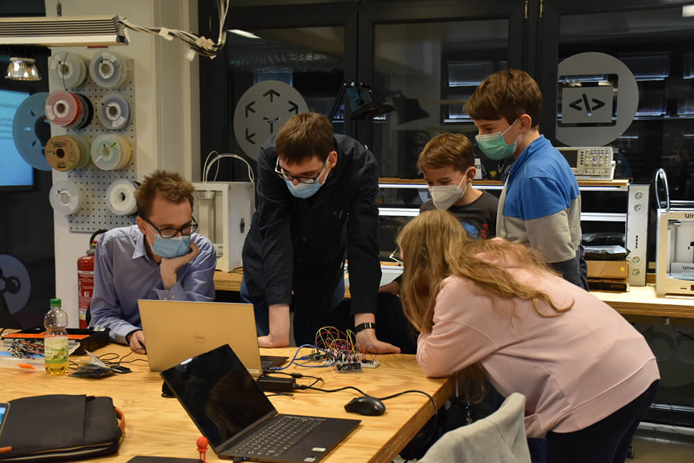 #Arduino #programmieren ist nur was für Jungs? 🤦♀️Absolut nicht! 🤓 Diese Woche hatten wir einen tollen Kurs, bei dem alle vollen Einsatz gezeigt haben und direkt nach der Schule ins <a class=\"link-mention\" href=\"http://twitter.com/flux_nrw\" target=\"_blank\">@flux_nrw</a> gekommen sind 👍
#girlpower #mint #coding #light #lichtforumnrw <a href=\"https://t.co/IM5A4OVYuK\" class=\"link-tweet\" target=\"_blank\">https://t.co/IM5A4OVYuK</a>