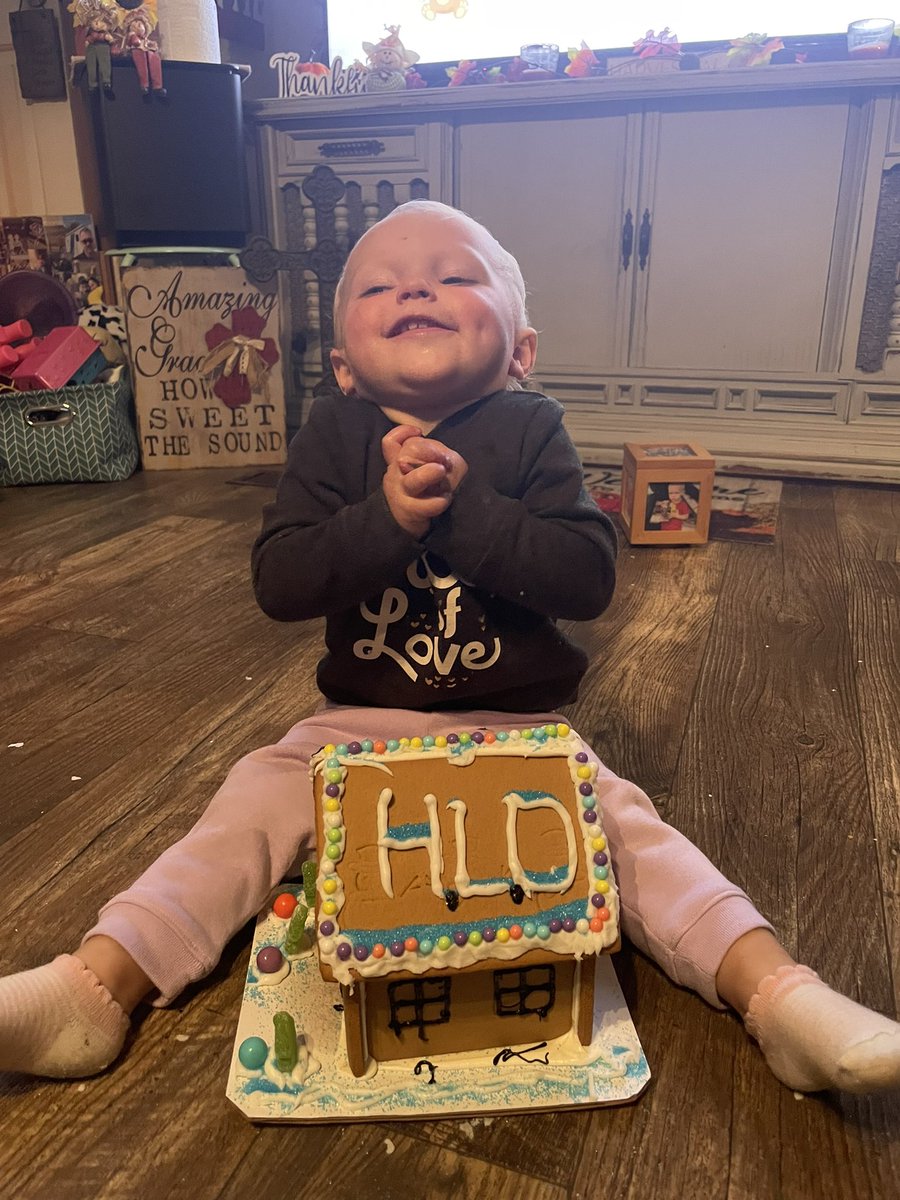 MothafukinDixon's tweet photo. Made a lil ginger bread house with my little love this evening 🎄🎅🏻😊 https://t.co/b5z0czRNa8