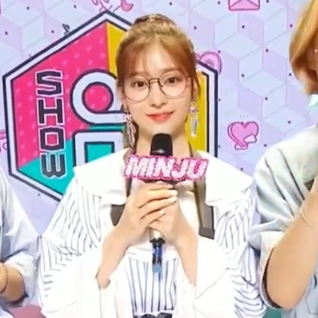 yyujinationn's tweet photo. mc minju in specs <3 https://t.co/tZiy3mq5bM