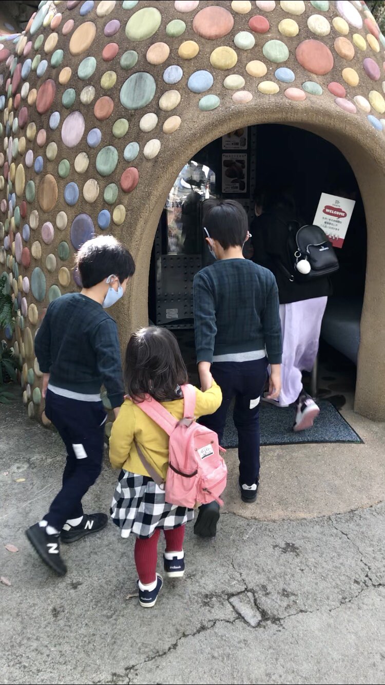 ジジ 双子兄弟と妹 三田のパティシエエスコヤマに来た 子供しか入れない未来製作所というお菓子屋さん お財布を握りしめて子供達だけでお菓子を買ってきた T Co Zlekt31dnh Twitter
