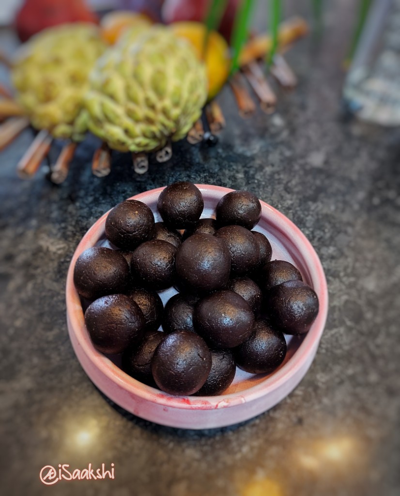 iSaakshi's tweet photo. #nachni #ragi #mandua #laddus made with #homemade desi cow #ghee and #jaggery
#kitchenyoga #desitadka #cooktoheal #HealthyFood #healthyrecipes #foodphotography https://t.co/vJYJbzIBNt