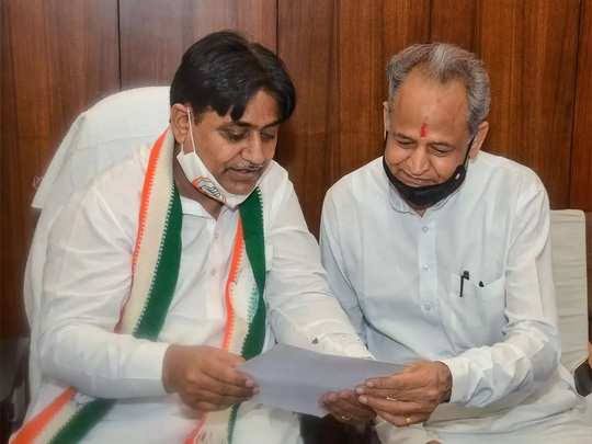 DrAshokJat's tweet photo. आदरणीय @ashokgehlot51 जी @GovindDotasra जी का प्राचार्य-उपप्राचार्य के 15000 पद सृजन के लिए आभार। शिक्षा विभाग में ऐतिहासिक परिवर्तन
#आभारगहलोतडोटासरा

@GovindDotasra @kana_ias @Reslarajasthan @zeerajasthan_ @1stIndiaNews @MohanSihag24 @SumerKhatana8 @Bhanwar99gujar @DrAshokJat https://t.co/irel8Knt5n