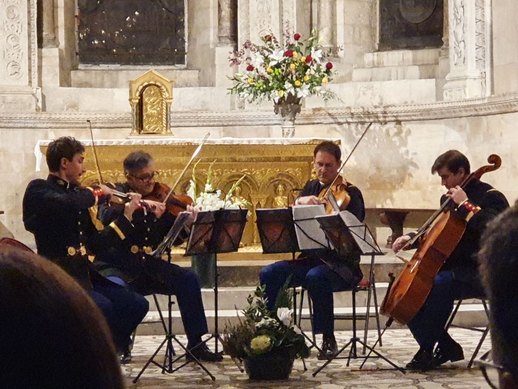pichej's tweet photo. Magnifique concert hier en la basilique Saint Martin d'Ainay #lyon2 organisé par #AORL avec le quatuor à cordes de la #garderepublicaine aux bénéfices des blessés de la #gendarmerienationale https://t.co/daV3qE2Yt7