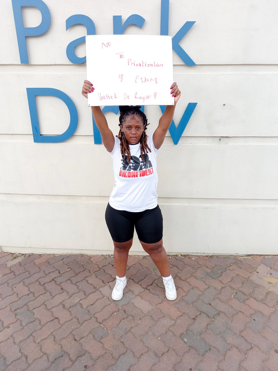 Nzwana63's tweet photo. Can we please take some time out and appreciate the existence of @Noma_Afrika_ and @Auntyonemali
✊🏿 ❤️🖤💚 🙌🏿
For me these are actual activists. Most of us are merely aspiring activists. https://t.co/OsQ6VNfTvn