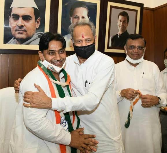 आदरणीय अशोकजी गहलोत, गोविंदसिंहजी डोटासरा का प्राचार्य-उपप्राचार्य के 15000 पद सृजन के लिए आभार
#आभारगहलोत_डोटासरा
<a href="/ashokgehlot51/">Ashok Gehlot</a> <a href="/GovindDotasra/">Govind Singh Dotasra</a> <a href="/kana_ias/">Kana Ram</a> @Reslarajasthan <a href="/zeerajasthan_/">ZEE Rajasthan</a> <a href="/1stIndiaNews/">First India News</a> <a href="/RajCMO/">CMO Rajasthan</a> <a href="/MohanSihag24/">Mohan sihag</a> @SumerKhatana8 @Bhanwar99gujar <a href="/AshokShekhpura/">Ashok Meena Shekhpura{RES}</a> <a href="/DrAshokJat/">Dr. Ashok Jat</a>