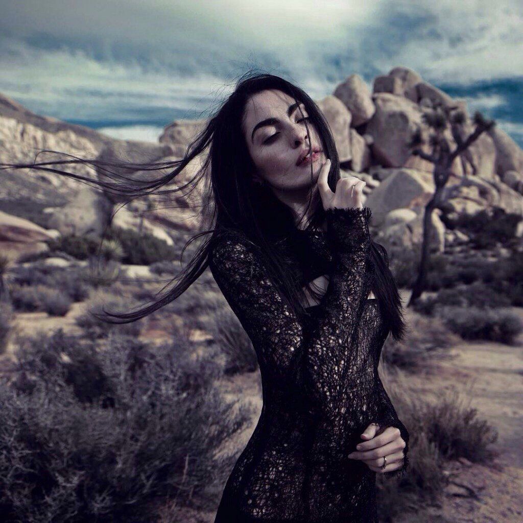 Beanna_Dubh's tweet photo. #𝓢𝓮𝔁𝔂𝓢𝓪𝓽𝓾𝓻𝓭𝓪𝔂

She walks in beauty, like the night 
Of cloudless climes and starry skies; 
And all that's best of dark and bright 
Meet in her aspect and her eyes. https://t.co/AaCvj2sOPl