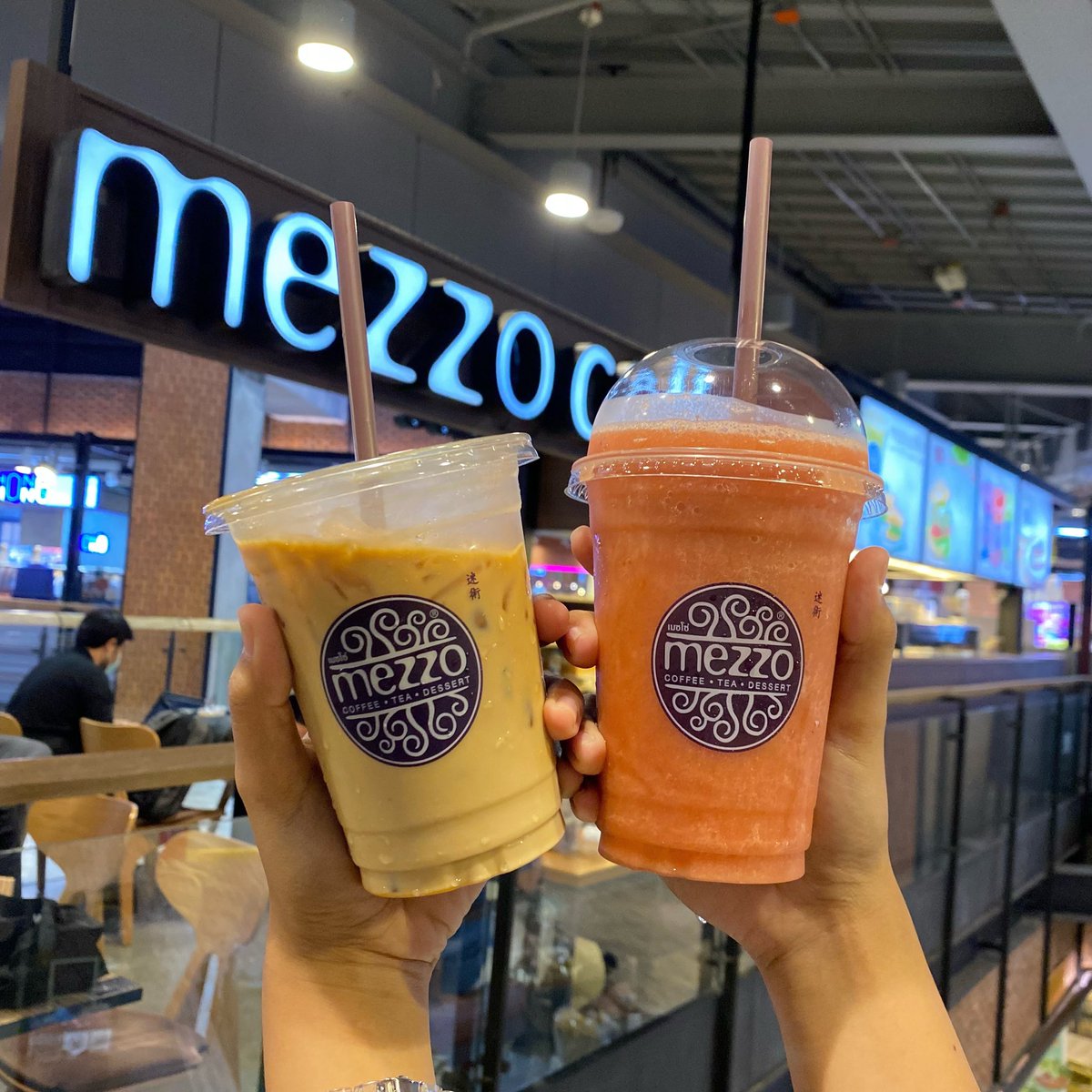 MezzoCoffee's tweet photo. หยุดนี้ไม่รู้จะไปไหน แวะนั่งชิวที่เมซโซ่กันค่าาาา💖🤏🏻 2 เมนูแนะนำวันนี้ ด้านซ้าย Iced Latte คอกาแฟนมห้ามพลาด ส่วนด้านขวา Strawberry Frappe เติมความเฟรชให้ร่างกาย!
#กาแฟ #Mezzocoffee https://t.co/eTmgvN87xx
