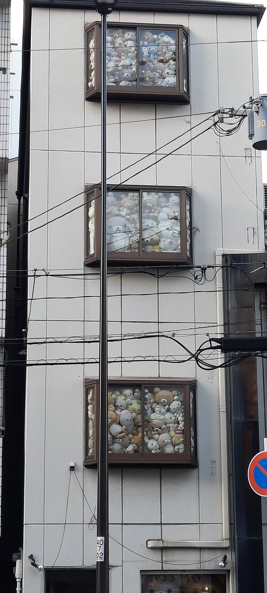 KansaiPhotos's tweet photo. Building full of Rilakkuma dolls. https://t.co/5Q0nBCr4jg