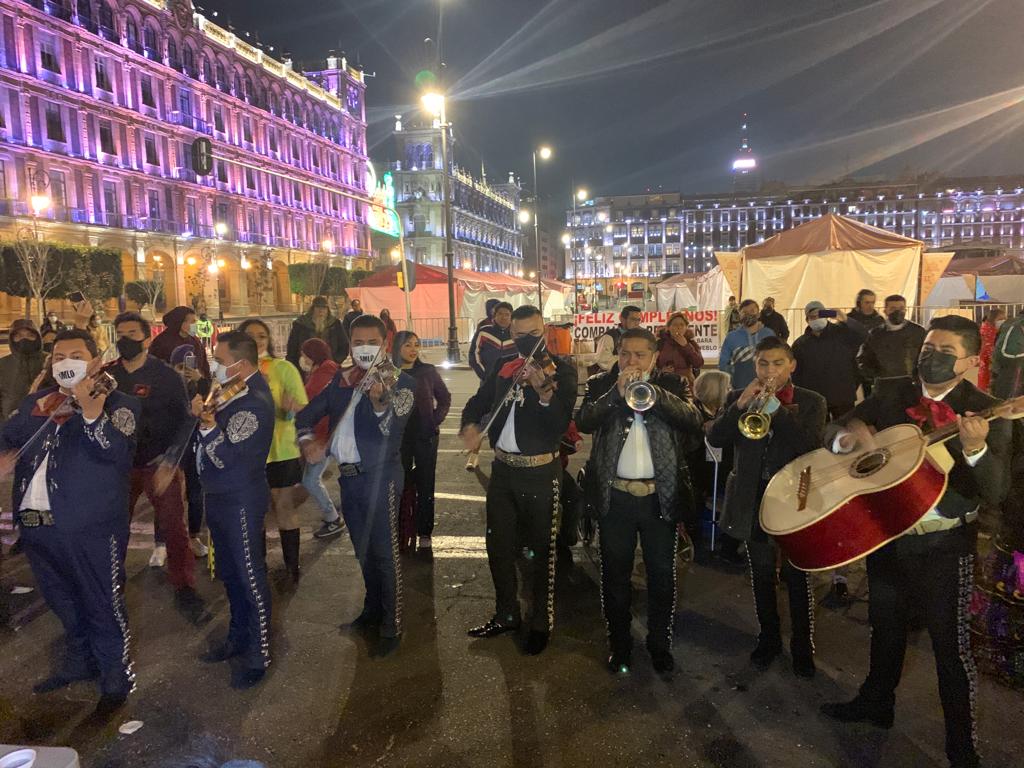 lajornadaonline's tweet photo. #DíaenImágenes / Simpatizantes llevan serenata a @lopezobrador_  y se organiza baile afuera de #PalacioNacional con motivo de su cumpleaños 

Foto Pablo Ramos / LaJornada https://t.co/up9MeTUq9m