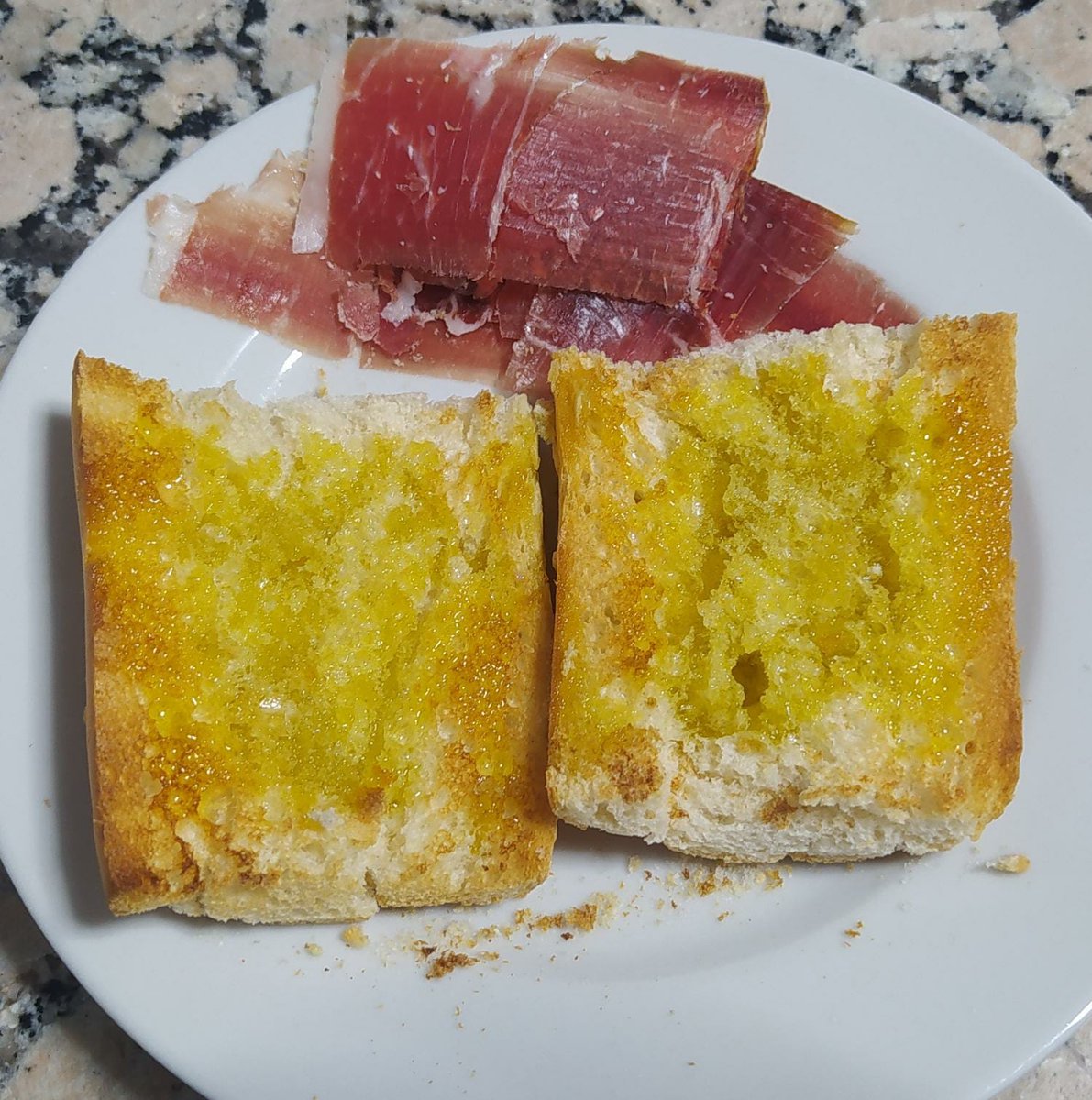 Rafa_Guzman_'s tweet photo. #AgropopularConLaPalma
@agropopular .
Buenos días desde #Linares.
Saboreando el primer #AOVE producido esta campaña 21/22.
A mal tiempo buena cara ante los graves problemas que acechan al sector agrícola y ganadero.
#AOVEVirgendeLinarejos
#SCASanAgustín
#OrgullodeCampo https://t.co/kFRSn7vzTt